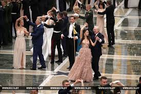 Der belarussische machthaber lukaschenko hat der eu wiederholt gedroht, geflüchtete aus kriegsgebieten durchzulassen. Lukaschenko Tanzte Walzer Mit Miss Belarus Auf Dem Neujahrsball Im Palast Der Unabhangigkeit