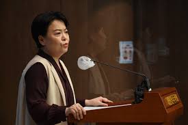 부친의 농지법 위반 의혹이 불거지자 '의원직 사퇴' 강수를 뒀지만, 오히려 과거 분양 받은 세종시 아파트를 처분해 수억원의 시세 차익을 챙긴 것으로 나타나 후폭풍이 일고 있다. Gxrf9cmr3adylm