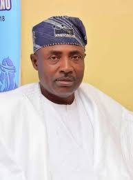 Ishola Aro, Omo aluku...