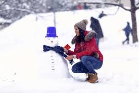 Jours semaine mois année fle. Une Femme Qui Joue Avec Un Bonhomme De Neige Le Jour De L Hiver Photo Stock Image Du Snowflake Concept 162040520