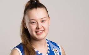 18-vuotiaat tytöt kaatuivat ohiheittosumaan