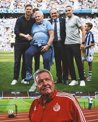 Today, John Toshack was honored during Real Madrid vs Real Sociedad 😍👏 A  legendary coach who left his mark everywhere he went ❤️