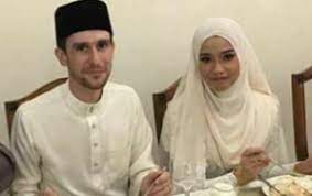 Monyet kecil belajar kawin, terlihat sangat baik. Mat Dan Tamatkan Zaman Bujang Kahwin Dengan Gadis Terengganu