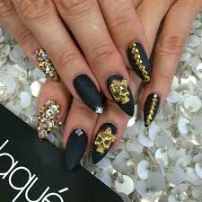 Un salpicado de dorado sobre negro. Unas Decoradas Negras Con Dorado Decorados De Unas