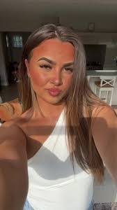 Elise Naylor's Instagram, Twitter & Facebook