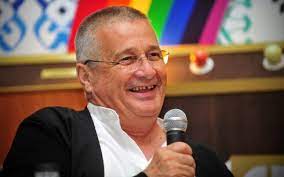 Mircea dinescu scrie din nou poezie bună, oferind prezumtivilor săi cititori un spectacol de noile poezii ale lui mircea dinescu sunt chiar noi. Mutare Pe PiaÅ£a Media Mircea Dinescu Se MutÄƒ Cu Emisiunea PoliticÄƒ Si DelicateÅ£uri De La Tvr DupÄƒ Sapte Ani
