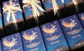 Image result for UNA CASA CHOCOLATERA SUIZA COMBINO UN REMEDIO TRADICIONAL DE MUJERES DE LOS ALPES CON CACAO PARA OBTENER UNA BARRA CAPAZ DE ALIVIAR LOS MOLESTOS CÓLICOS MENSTRUALES.