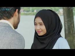 Alisha menjalinkan hubungan cinta dengan amzar (izzue islam). Samarinda Patahnya Sebelah Sayap Episode 9