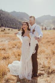 This Styled Shoot With Abc S Bachelorette Becca And Her Beau Garrett Are What Boho Wedding Dreams Are Made Of Adara By Edgy Wedding Wedding Film Styled Shoot