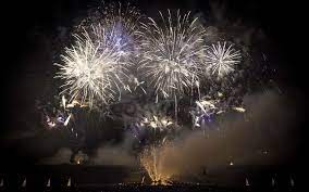 Depuis le décret du 31 mai 2010 et la circulaire du 15 juin 2010, les formalités sont les suivantes catégorie 3 ( + de 18 ans) artifices de divertissement qui présentent un risque moyen, destinés à être utilisés à l'air libre, dans d'importants espaces ouverts et. Garches Feu De Joie Geant Pour La Saint Jean Le Parisien