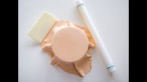 Bevor ihr loslegt empfehle ich euch den kuchen selbst sehr glatt und sauber mit buttercreme. Runde Torte Mit Fondant Uberziehen Youtube