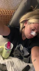 Chica en camiseta de Bieber con apoyo emocional