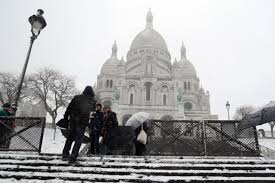 La raquette à neige est indispensable pour réaliser des randonnées en montagne. In Images Snowfall Turns Paris Into Winter Wonderland The Local