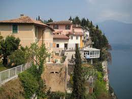Zwei kilometer von peschiera del garda und von den stränden entfernt liegt das haus im grün einer residenz in der. Ferienwohnung Am Gardasee Kaufen Hotelzimmer Gardasee De