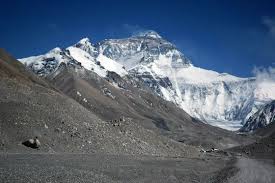 Célèbre pour son superbe pic uhuru recouvert de neige, le kilimandjaro est non seulement l'un des plus hauts sommets du monde (5 891 mètres), mais. Mont Everest Plus Grande Montagne Du Monde Chine Informations