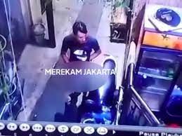 Viral Pria Onani di Gang Sempit Kemayoran Jakpus, Tidak Sadar Terekam CCTV  - News Liputan6.com