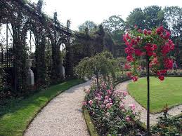 La Roseraie Du Val De Marne Parc Et Jardin Jardins Jardin Francais