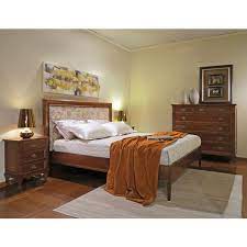 Siamo amanti delle linee calde e tradizionali che una camera da letto di questo genere propone, ma non sappiamo da dove iniziare per realizzarne una: Camera Da Letto Classica Edera Meroni Arredamenti