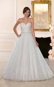 Keine frau möchte an dem wichtigsten tag in ihrem leben ein hässliches brautkleid tragen. Hochzeitskleider Brautmoden Boos