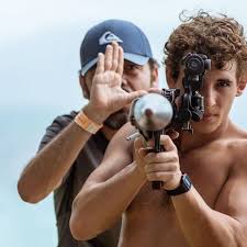 Grupul de tineri care sunt pusi pusi pe fapte reale, in continuare il vom revedea pe propfer la limitele sale si ce este in stare sa faca pentru a isi proteja iubirea si grupul care la antrenat pentru a depasi imposibilul si. La Casa De Papel Fabrica De Bani 2017 Film Serial Cinemagia Ro