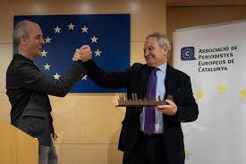 Xavier Vidal-Folch defiende el compromiso periodístico con los valores  europeos al recibir el premio Ernest Udina