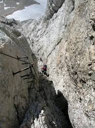 Die civetta ist ein gewaltiger felsklotz in den südlichen dolomiten und erlangte vor allem durch ihre ihr gipfel lässt sich auf verschiedenen wegen aller art besteigen, auf dem einfachen normalweg, auf. Klettersteig De Klettersteig Beschreibung Via Ferrata Degli Alleghesi