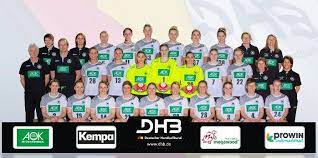 Die deutsche handballnationalmannschaft hat bei der wm in spanien den ersehnten befreiungsschlag geschafft. Handball Em 2018 Frankreich Auslosung In Paris Deutsche Handball Nationalmannschaft Der Frauen Tri Handball Em Handball Deutsche Handball Nationalmannschaft