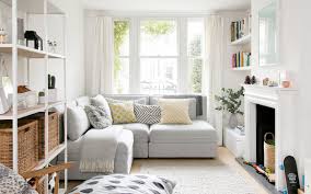 Selain memperindah ruangan, hiasan bunga di ruang tamu akan membuat udara menjadi lebih segar dan nuansa ruangan terasa semakin hidup. 4 Tips Simpel Dekorasi Ruang Tamu Kecil Blog Qhomemart
