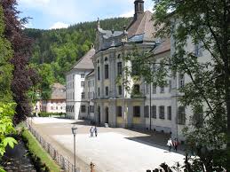 Das große wiesengelände hinter unserem haus wird vom flüsschen alb natürlich begrenzt und bietet ruhe und. Willkommen Am Kolleg St Blasien Internat Im Sudschwarzwald