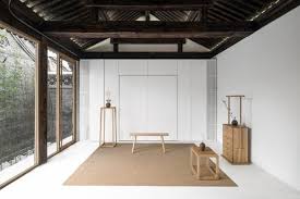 Twisting Courtyard Renovation D Une Maison Traditionnelle Chinoise Par Archstudio Journal Du Design Maison Traditionnelle Maison Interieur Chinois