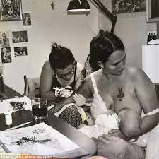 My artists' wife was actually breastfeeding too. Atlanta Woman Gets Tattoo While Breastfeeding Daily Mail Online