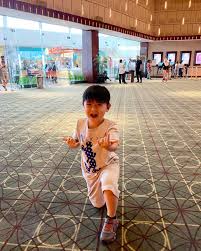 Anak daus mini disuruh tes dna status sang anak sebagai darah dagingnya diragukan oleh istri yang sekarang, daus mini justru bungkam dan nggak memberikan pembelaan. 10 Potret Ivander Putra Daus Mini Yang Makin Gagah Di Usia 8 Tahun