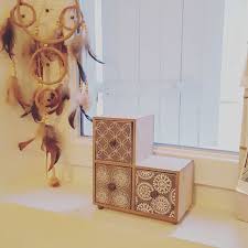 Pour Ranger Ces Bijoux Leblogdes5filles A Opte Pour Ce Petit Meuble 3 Tiroirs En Bois Babou A Seulement 5 Decor Decorative Boxes Home Decor