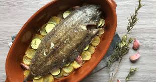 Hay que hornear primero las patatas y luego añadir los filetes de lenguado, tan solo unos minutos. Lenguado Al Horno Con Verduras Panadera