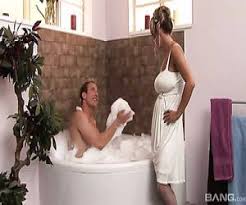 Wenn ihr doch lust auf mehr habt, es zu sex in der badewanne kommt, seid gut vorbereitet. Alle Schaum Bedeckt Blonden Kopf Gibt Ein Gutes Blasen Zu Ihrem Mann In Der Badewanne