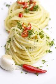 Des Pates D Ail Huile D Olive Et Rouge Chili Pepper Gros Plan Sur Un Plat Blanc Pates A L Ail Recette Pate Pates Fraiches