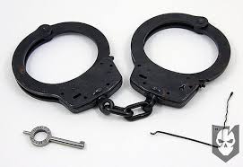 Kipkay shows you how to escape from a pair of handcuffs with only a bobby pin just like harry houdini did. How To Pick Your Way Out Of Handcuffs The Art Of Manliness