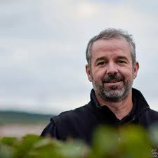 Vinproducenter med produkter på folk o folk