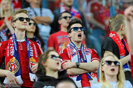 Członkowie stowarzyszenia socios wisła kraków podjęli decyzję o wsparciu klubu w najbliższym sezonie kwotą 1 120 000 zł. Protest Wisly Krakow Przeciwko Bledom Sedziow Kibice W Ciemnych Okularach Zdjecia