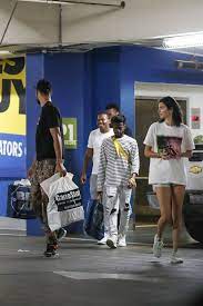 8 5 18 Leaving Best Buy Store In West Hollywood Celebridades