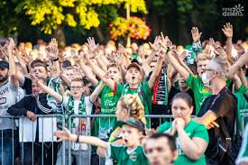 Kibice warty nie wpuszczeni na derby poznania. Kibice Wspolnie Ogladali Final Barazy Pomiedzy Warta A Radomiakiem Na Placu Corazziego