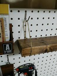 端材に通した麻ひもをパンチングボードにかける 収納 アイデア 収納 ディアウォール