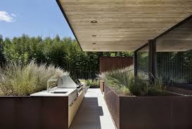 Acier Corten Idees Pour Decorer Son Jardin Avec De L Acier Corten Cuisine Exterieure Moderne Design De Maison Contemporaine Decoration Maison