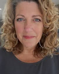 Photo by Canadian botanical art • oil paintings • realism • Lori Klassen  (@loriklassenstudio) · January 9, 2025