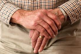 Entspannungsübungen, beruhigungstee, buttermilch, warme vollbäder, pflanzliche präparate (z.b. Muskelzittern Tremor Gesundheit De