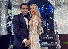 أحداث كثيرة مر بها الثنائي أحمد فهمي و هنا الزاهد من وقت زواجهم حتى الآن , بداية من مرض هنا في شهر العسل , و بعدها وفاة طلعت زكريا طليق والدتها , إلى إجراء أحمد عملية جراحية دقيقة في المرئ , لهذا السبب etبالعربي سألهما عن أمنياتهم لعام 2020. Ù†Ù‚Ù„ Ù‡Ù†Ø§ Ø§Ù„Ø²Ø§Ù‡Ø¯ Ø¥Ù„Ù‰ Ø§Ù„Ù…Ø³ØªØ´ÙÙ‰ Ø¨Ø¹Ø¯ ØªØ¹Ø±Ø¶Ù‡Ø§ Ù„Ù…Ø±Ø¶ ØºØ§Ù…Ø¶ Ø£Ø«Ù†Ø§Ø¡ Ø´Ù‡Ø± Ø§Ù„Ø¹Ø³Ù„ ØµÙˆØ±Ø© Ù…Ø¬Ù„Ø© Ù‡ÙŠ