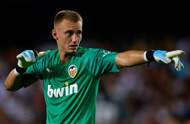 Jasper cillessen prefers to play with right foot. Jasper Cillessen Given Embarrassing Guard Of Honour For Trophy He Lost With Barcelona
