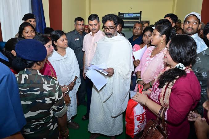 मां के श्राद्धकर्म के बीच भी जनसेवा में जुटे CM हेमंत सोरेन, नेमरा में सुनीं  लोगों की समस्याएं
