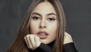 Happy Birthday Valerie Theresa Thomas ke 19. Bakat akting Velerie menurun  dari kedua orangtuanya. Sang ayah, aktor Jeremy Thomas dan ibu, Ina Thomas,  mantan model papan atas Indonesia. Awal karirnya di dunia