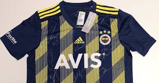 Wenn du die beste fußball ausrüstung suchst, bist du bei sportscheck richtig! Fenerbahce Istanbul Der Club Spendet Teamsigniertes Trikot Und Ball
